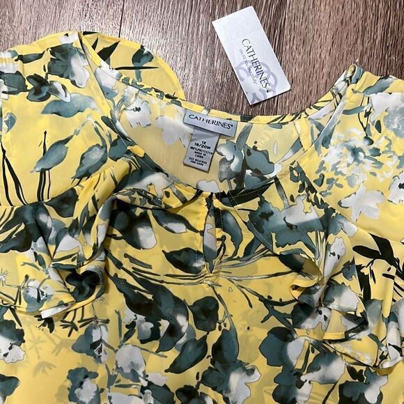 NWT Catherine cold shoulder flower blouse. 1X - Picture 3 of 7
